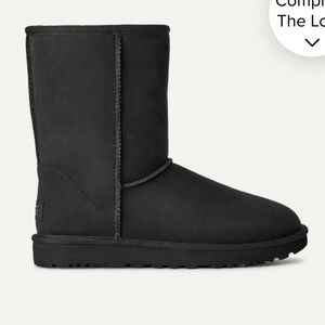 The UGG Women's Classic black boots, this is very old , no returns!!!!!